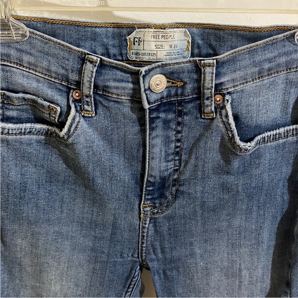 Light wash distressed busted knee skinny jeans - Picture 3 of 9